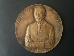 Antano Macijausko vardo premijos medalis, įteiktas žurnalistei Daivai Grikšienei